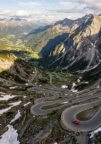 Guidare sul passo dello stelvio: la regina delle Alpi vale davvero la pena?