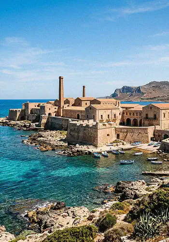 Echi della mattanza: svelando la maestà industriale della tonnara florio a Favignana