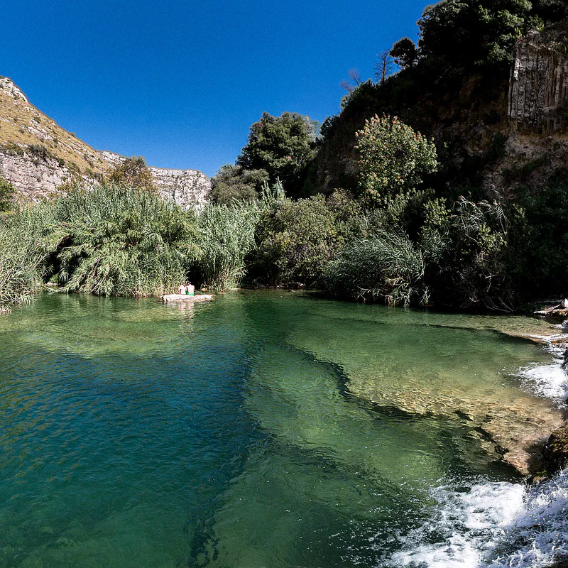 Acque cristalline verde smeraldo dei laghetti di Cavagrande incastonate tra aspre pareti rocciose di calcare bianco