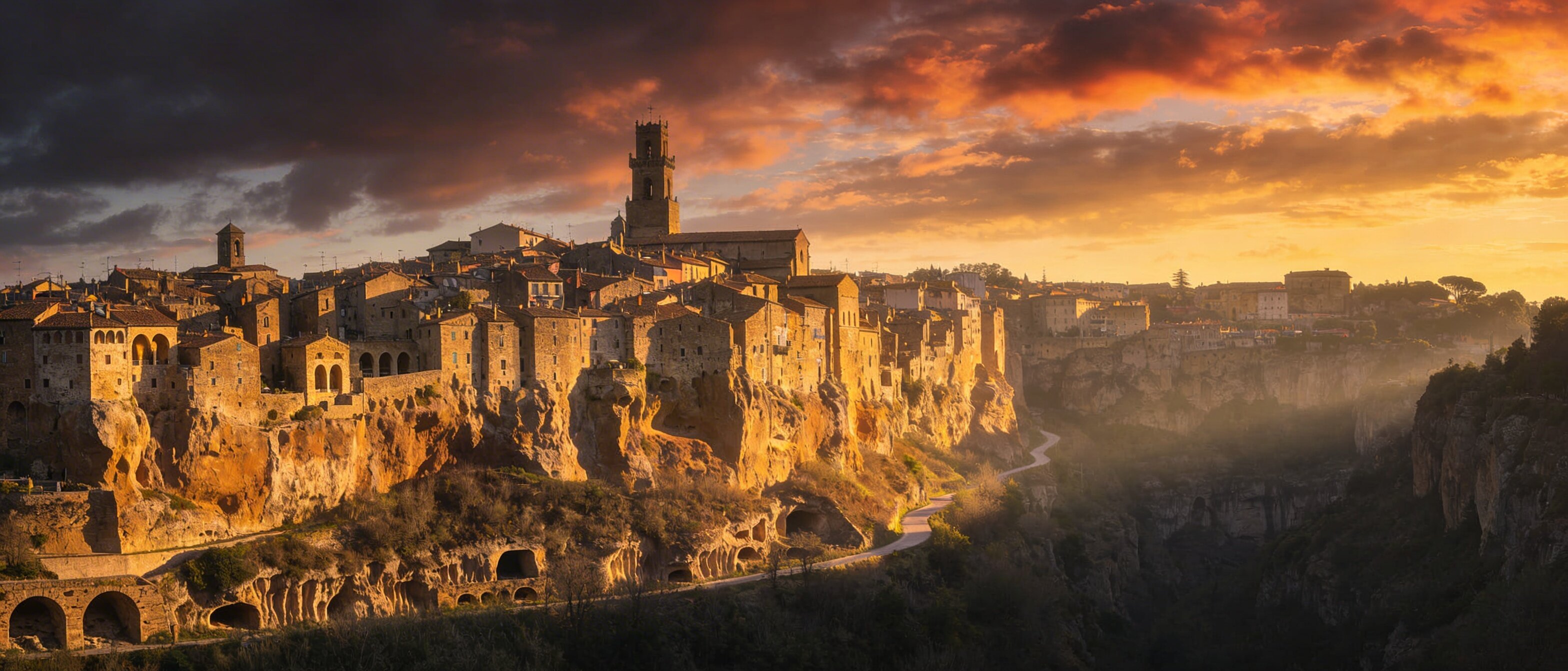 Der spektakuläre Blick auf Pitigliano, eine Stadt, die in den vulkanischen Tuffstein der Toskana gehauen wurde