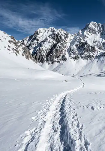 Der letzte Atem des Winters: Schneeschuhwandern in den stillen Gipfeln des Gran-Sasso-Massivs